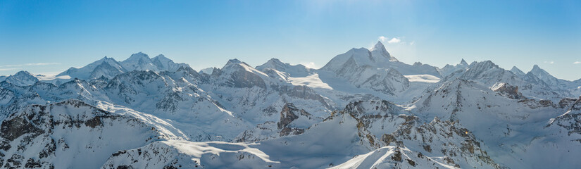 Foto auf Acrylglas Alpen Panorama des Weisshorns und der umliegenden Berge in den Schweizer Alpen.  © fcerez