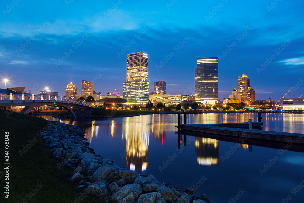 Fototapeta premium Panorama of Milwaukee at night