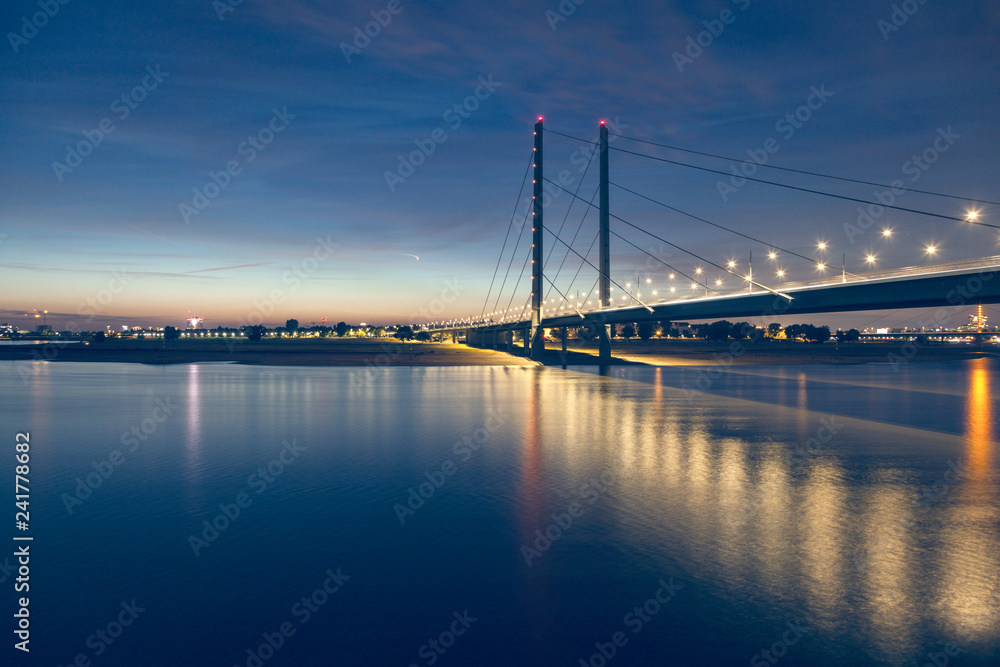 Fototapeta premium Rheinkniebrucke in Dusseldorf