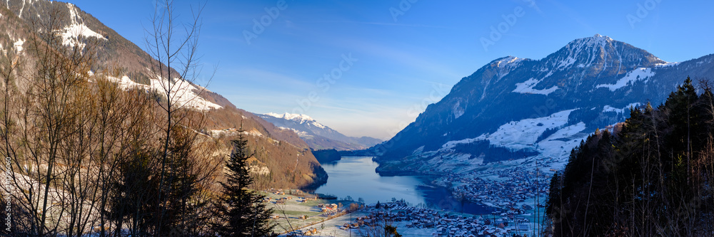 Blick auf den Lungernsee und Lungern, Schweiz/Europa