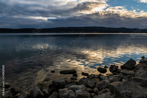 Steine am Seeufer des Bodensees zum Sonnenuntergang Winter Stimmung