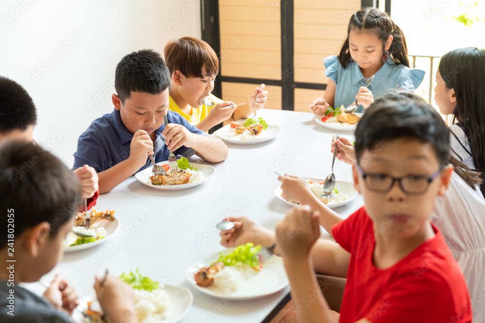 asia students eat in the school