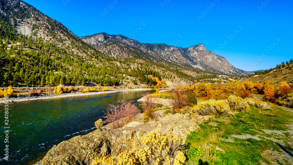 Obraz premium Kolory jesieni otaczające rzekę Thompson w Goldpan Provincial Park na trasie Fraser Canyon autostrady Trans Canada Highway 1 w Kolumbii Brytyjskiej w Kanadzie