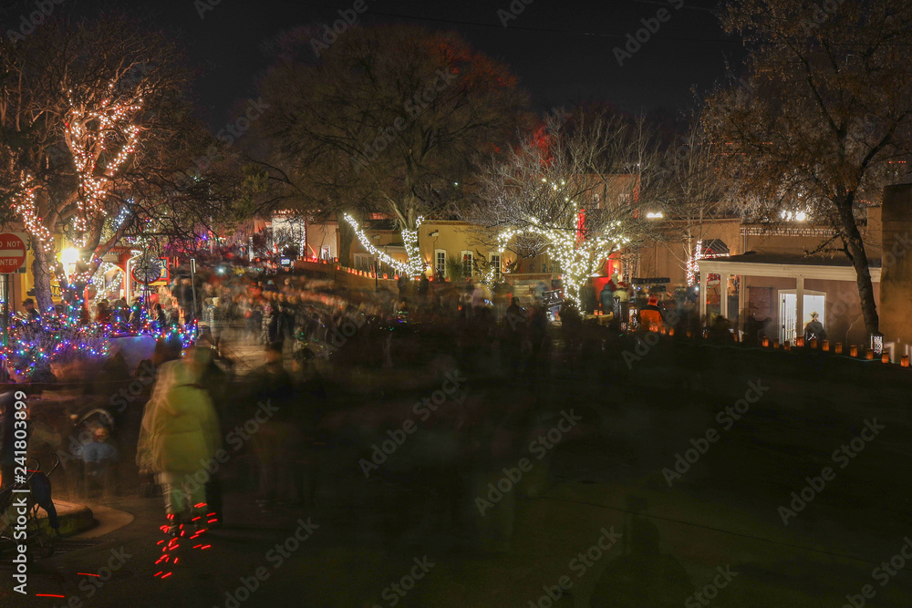 Obraz premium Canyon Road Podczas Świąt Bożego Narodzenia Farolito Nawet spacer w Santa Fe w Nowym Meksyku