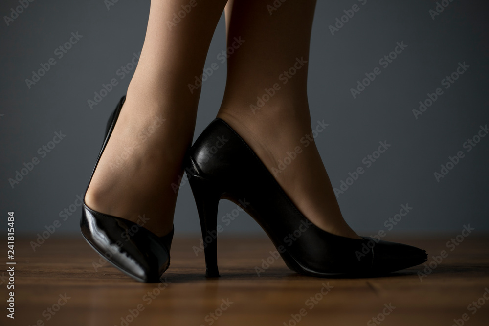 黒いパンプスの女性 黒いパンプスの女性