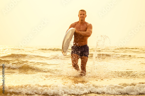 Photography surfing freelancing man is standing with a surf in his hands on the sea shore