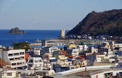 温泉街伊東の街並み遠景に海を望む