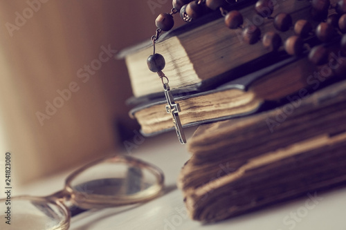 Cuadro en lienzo The rosary beads on Catholic Church liturgy books and old glasses on the side of them