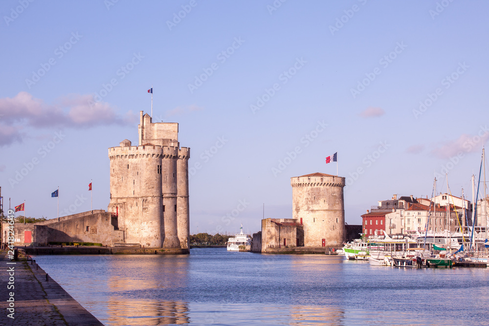 Vieux Port de La Rochelle au petit matin de l'été durant les vacances 