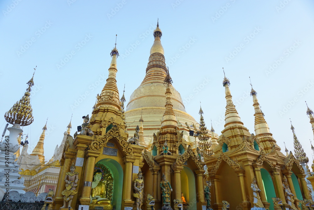 Naklejka premium ヤンゴンパゴダ