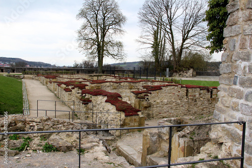 eine bauliche anlage auf der sparrenburg fotografiert von der sparrenburg in bielefeld deutschland an einem herbst tag photo