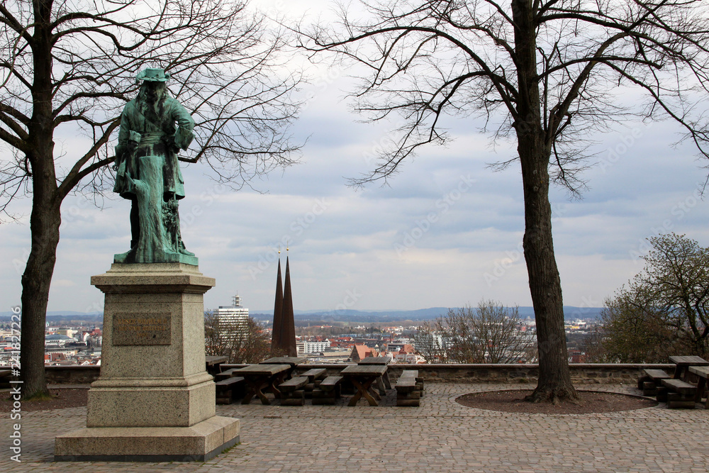 die statue und ansicht auf bielefeld fotografiert von der sparrenburg in bielefeld deutschland an einem herbst tag