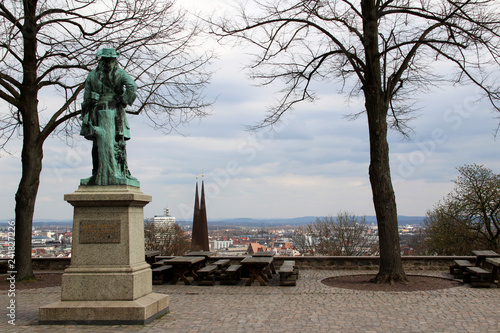 die statue und ansicht auf bielefeld fotografiert von der sparrenburg in bielefeld deutschland an einem herbst tag photo