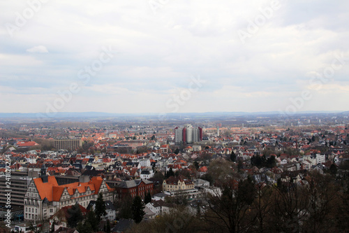 weitblick über bielefeld fotografiert von der sparrenburg in bielefeld deutschland an einem herbst tag