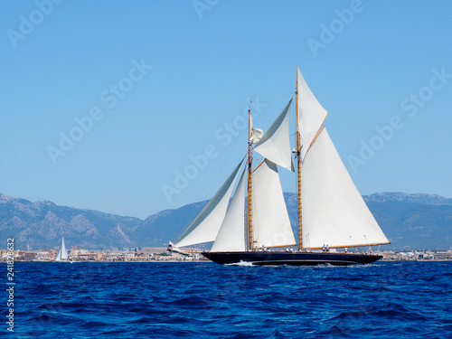 velero clásico en la bahía de Palma, Mallorca