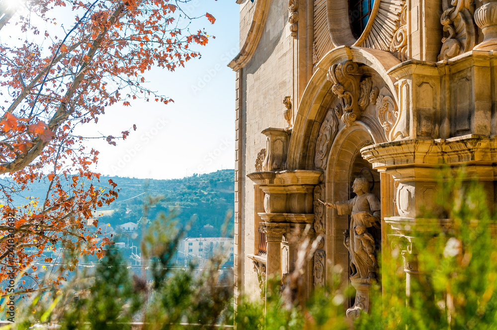 Φωτογραφία close up view of front facade of Collegiate Basilica of Santa Maria Seu in Manre