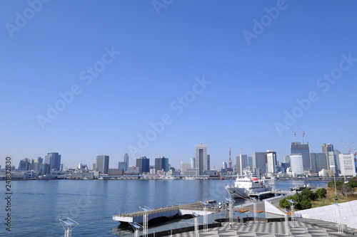 東京湾と停泊する船の風景