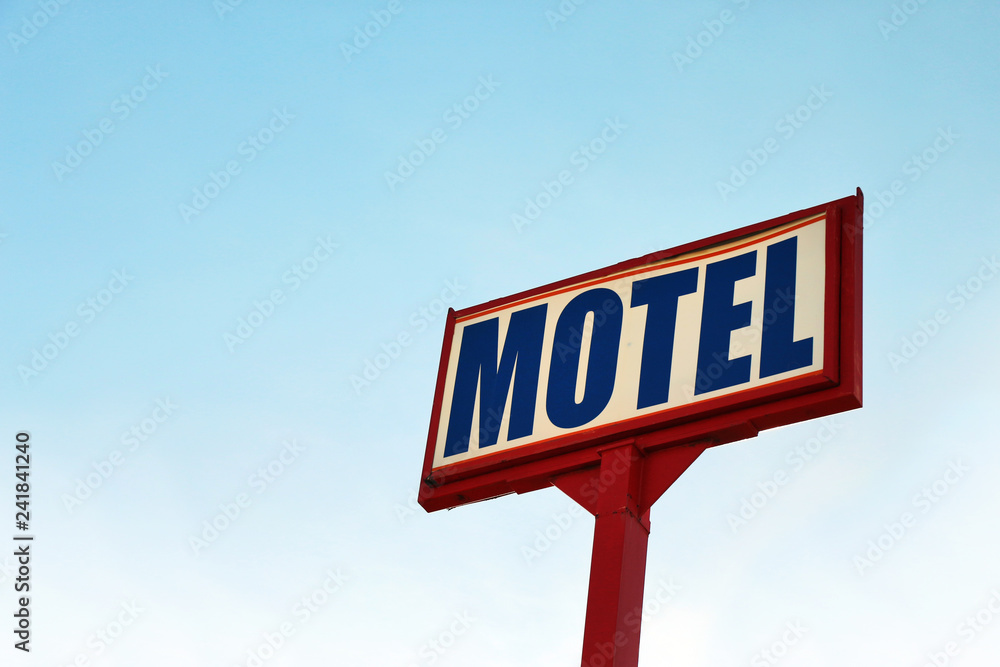 Obraz premium A huge Motel sign against a blue sky 