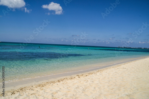 Fototapeta Naklejka Na Ścianę i Meble -  Strand in Grand Cayman (George Town) / Seven mile Beach