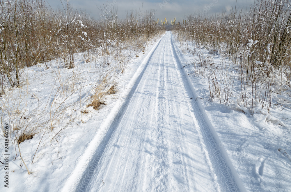 Obraz premium Traces of the car in the snow.