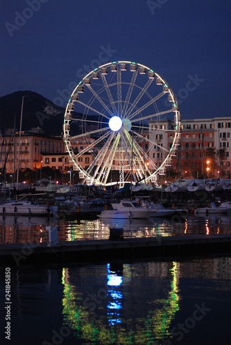 Ruota panoramica gigante sul lungomare di Salerno  per le luci d artista.