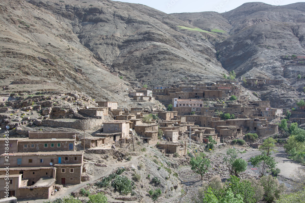 paisaje marroqui, montaña y casas de barro