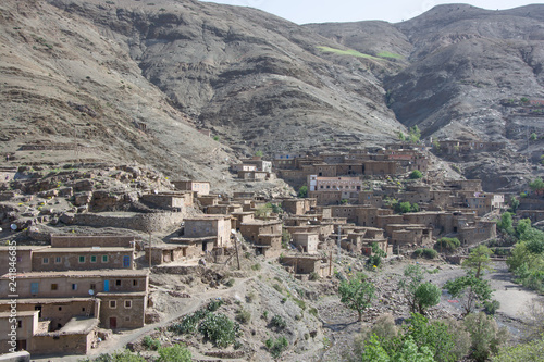 paisaje marroqui, montaña y casas de barro