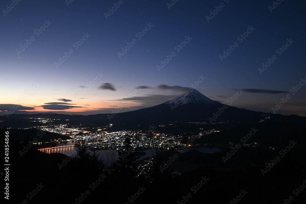 新道峠から望む夜景と富士山