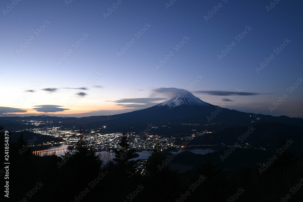 夜明けの富士山と夜景 新道峠 