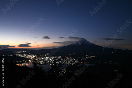 新道峠から望む夜景と富士山