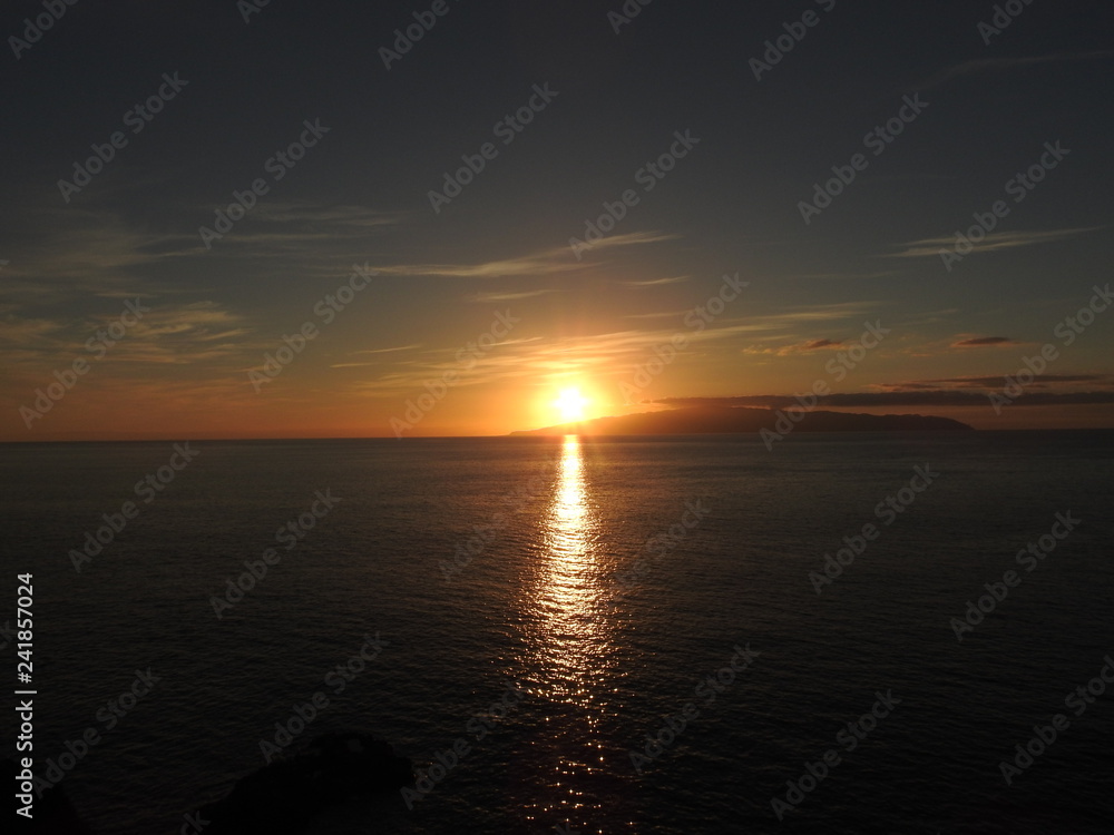 Obraz premium sun setting over the sea