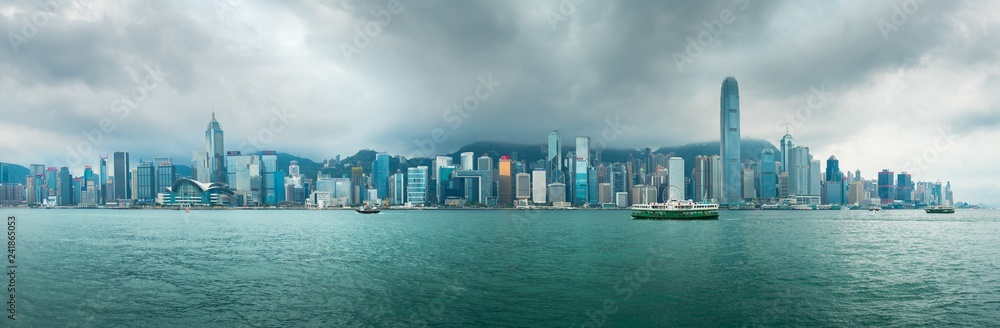 Obraz premium Panoramiczny widok na port w Hongkongu w deszczowy dzień,