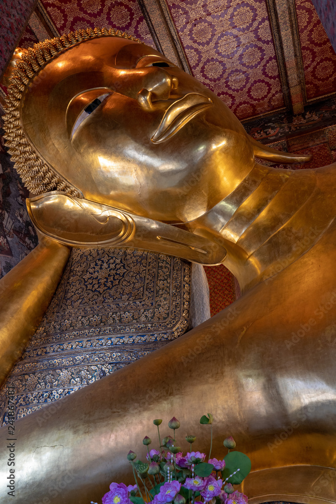 Vertical image of Reclining buddha at Wat Po
