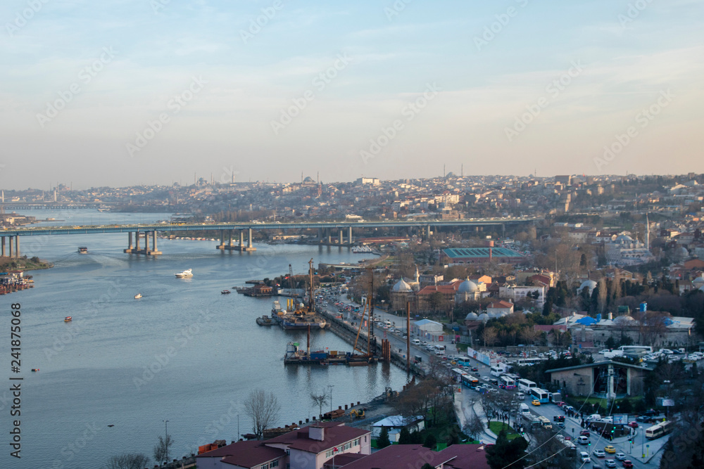 This bridge in the Golden Horn (armrest, fire). The bridge connects the Karaköy district and the district of Eminönü. Istanbul is one of the largest cities in the world. View of Istanbul Galata Bridge