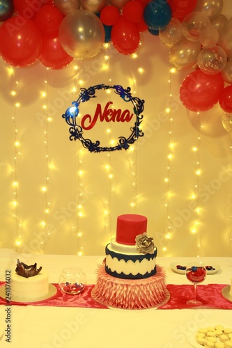 Torta de cumpleaños rodeado de luces