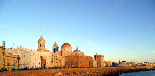Catedral en la bahía de la capital de Cádiz, Andalucía. España. Europa