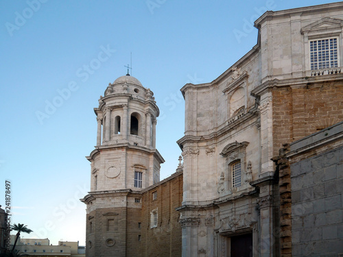 Catedral en la bahía de la capital de Cádiz, Andalucía. España. Europa