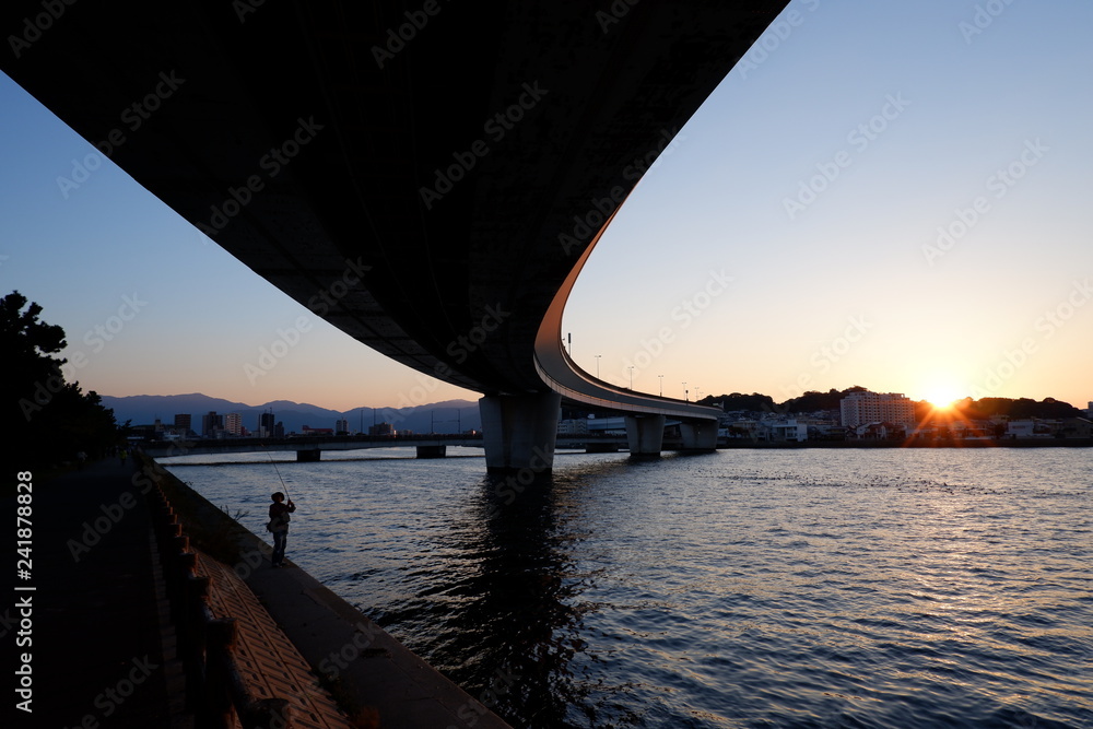 福岡市エリア　夕暮れの橋と夜景