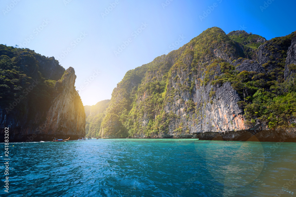 Obraz premium Seascape at Koh Phi Phi island while summer time in Krabi province, Thailand.