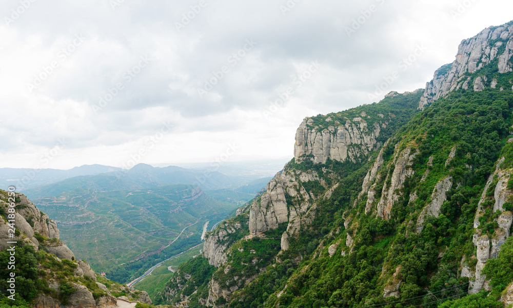 Obraz premium krajobraz z rozległym górzystym terenem