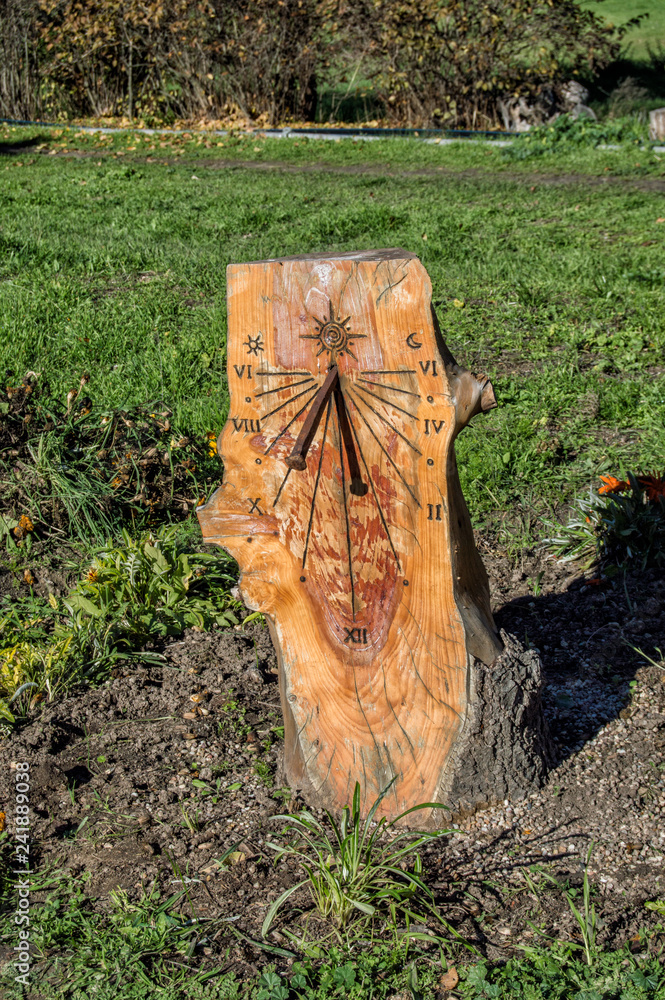 Reloj de sol Reloj de sol de madera en un jardin en Madrid. Espana. Stock Photo Adobe Stock