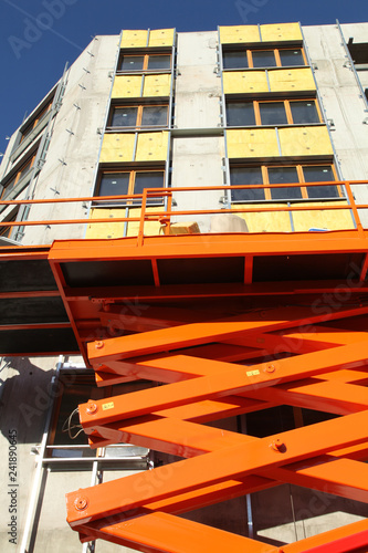 Nacelle élévatrice sur un chantier d'isolation