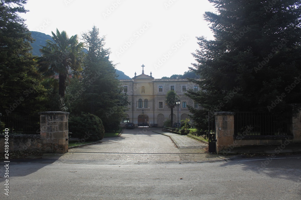 El Monasterio de Santa María de Bujedo de Candepajares,burgos,castilla y leon,españa,hermanos la salle ,entrada jardin