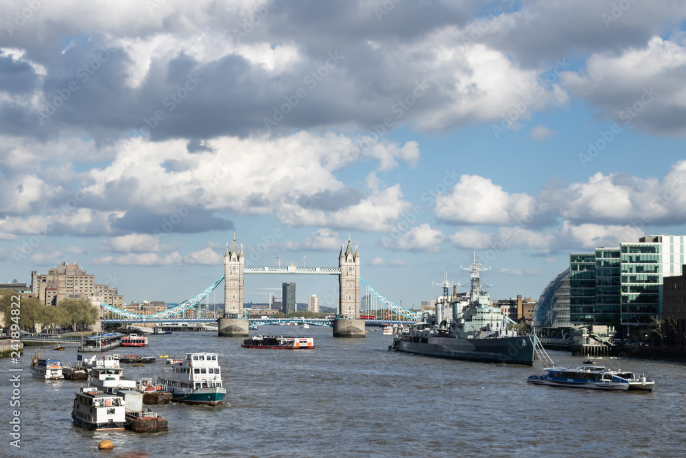Tower Bridge und Schiffe