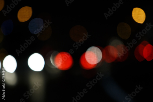 luci di macchina nella notte