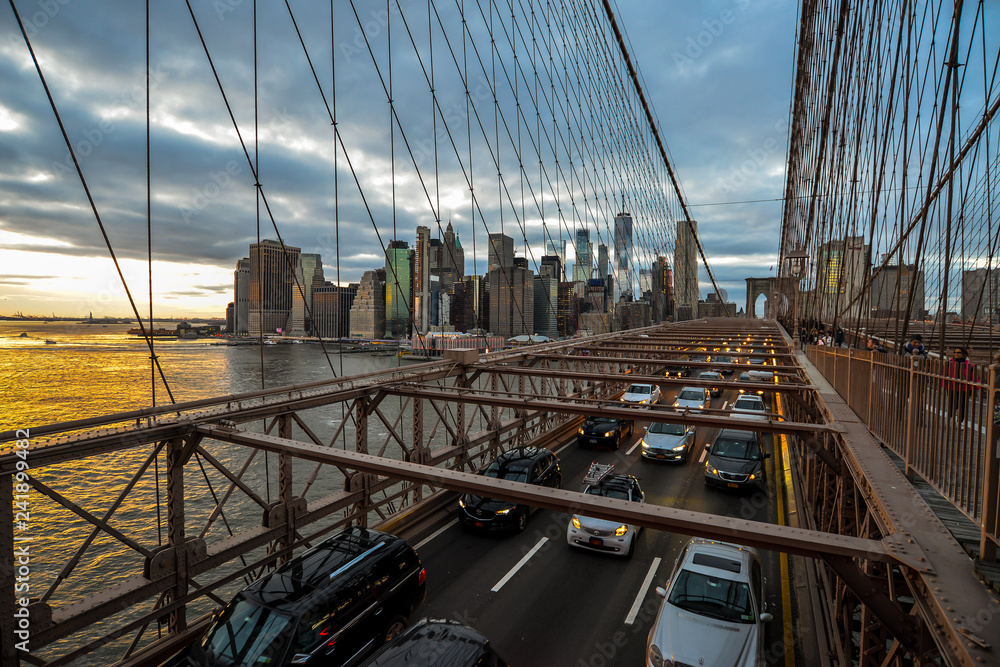 Fototapeta premium Rush hour on Brooklyn Bridge