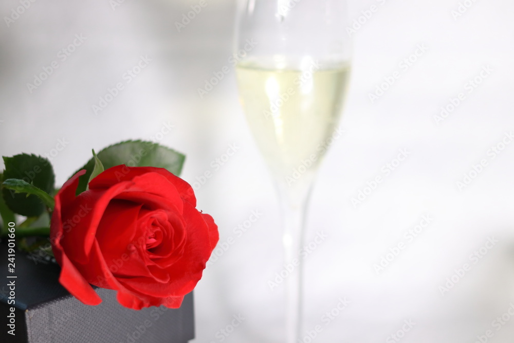 赤い薔薇の花とシャンパンのグラス(白背景) 赤い薔薇の花とシャンパンのグラス(白背景)
