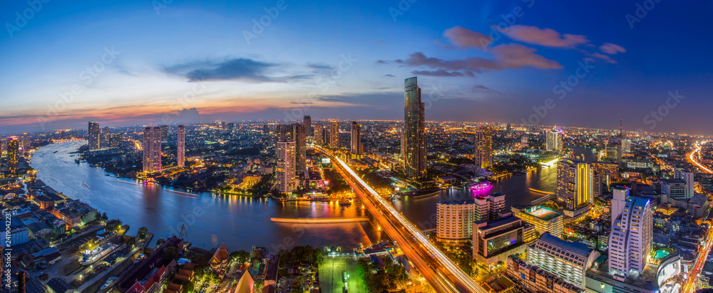 Obraz premium Miasto Bangkok Chao Phraya River