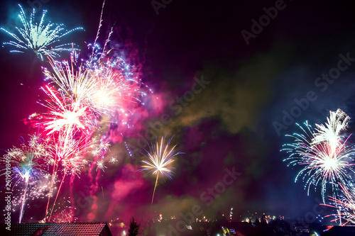 Da neue Jahr beginnt mit einem Feuerwerk photo