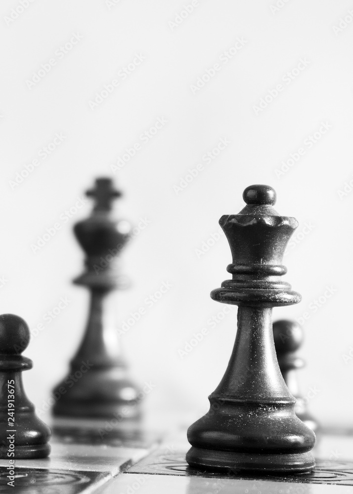 Scacchi fotografati su una scacchiera Scacchi fotografati su una scacchiera